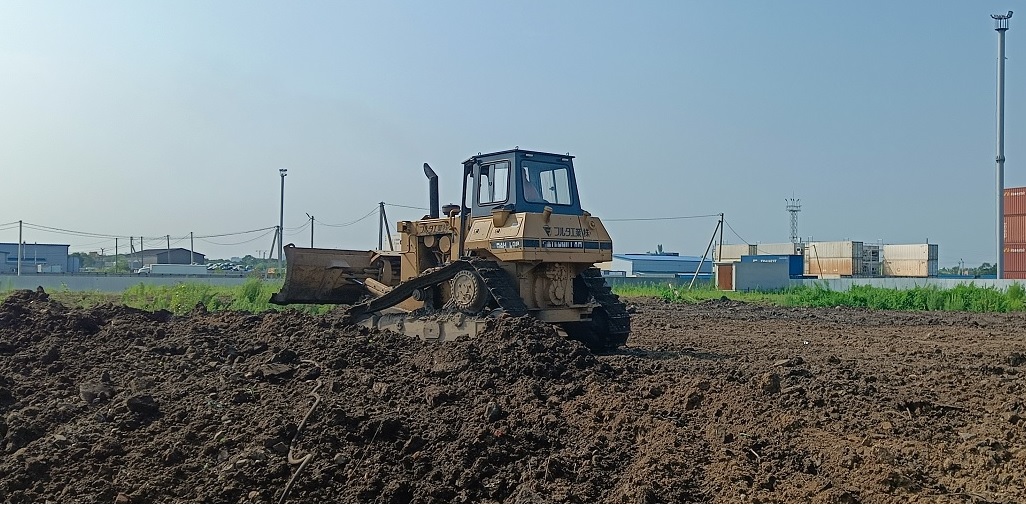 Услуги по рытью котлованов в Нюрбе Бульдозер и экскватор роют и копают котлованы в Нюрбе