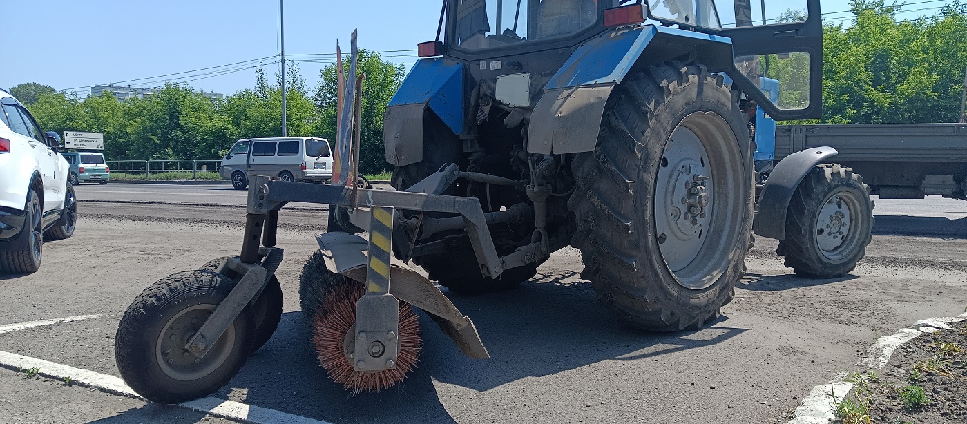 Услуги трактора с щеткой МТЗ в Сахе