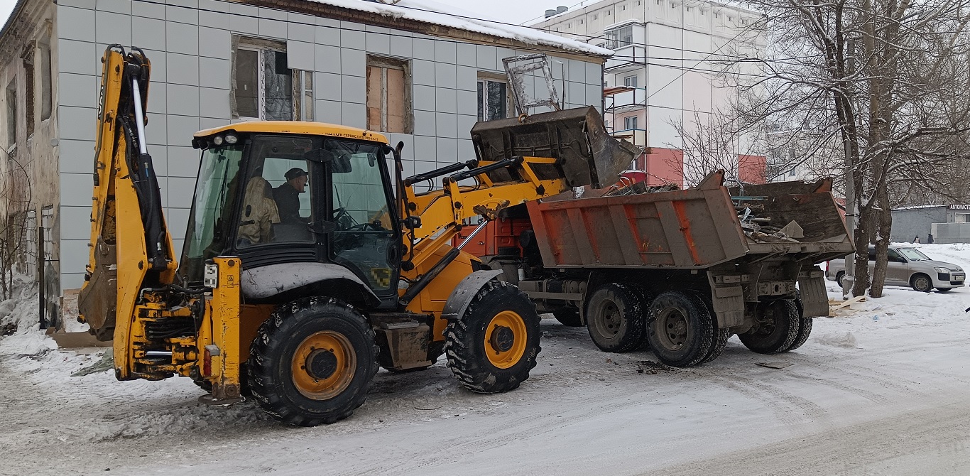 Уборка и вывоз строительного мусора, ТБО с помощью экскаватора и самосвала в Ленске